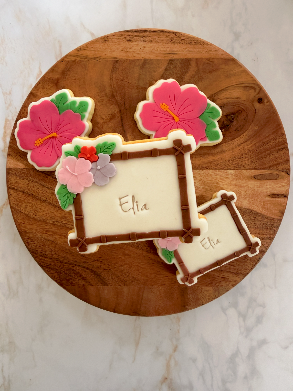 Biscuit décoré thème tropical Ahloa avec fleur d’hibiscus rose

Sablé artisanal exotique décoré en pâte à sucre

Biscuits décorés ambiance îles paradisiaques