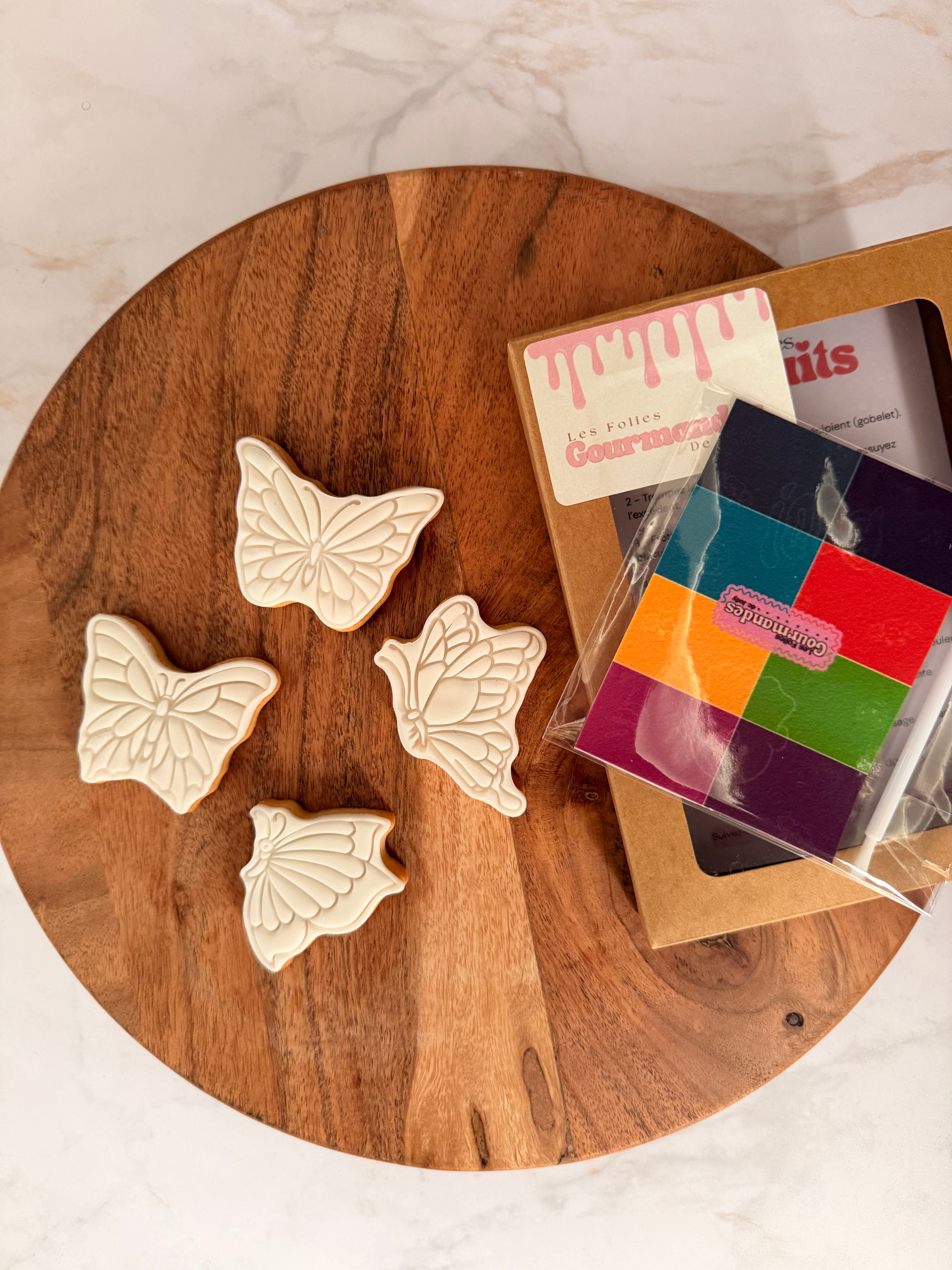 Kit biscuits à peindre Papillons – Les Folies Gourmandes de Judy – biscuits artisanaux à décorer

Biscuits en forme de papillons et fleurs à peindre avec palette de peinture alimentaire

Activité gourmande et créative pour enfants – Kit biscuits Papillons artisanal

Coffret pâtisserie enfant – kit biscuits à peindre avec pinceau et palette comestible