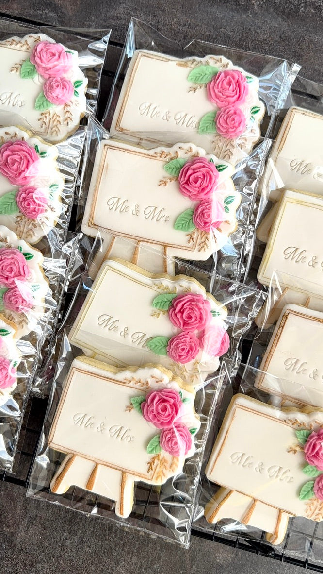 Magnifique biscuits décorés en pate à sucre, Tableau fleuri blanc avec deux fleurs rose fait par Folies et Délices de Judy