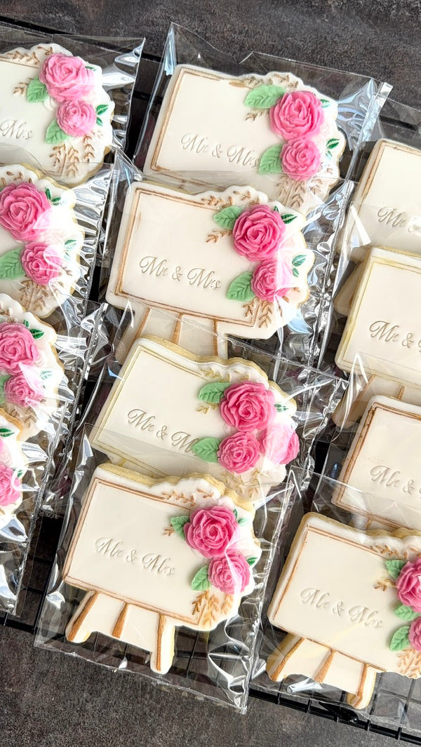 Magnifique biscuits décorés en pate à sucre, Tableau fleuri blanc avec deux fleurs rose fait par Folies et Délices de Judy