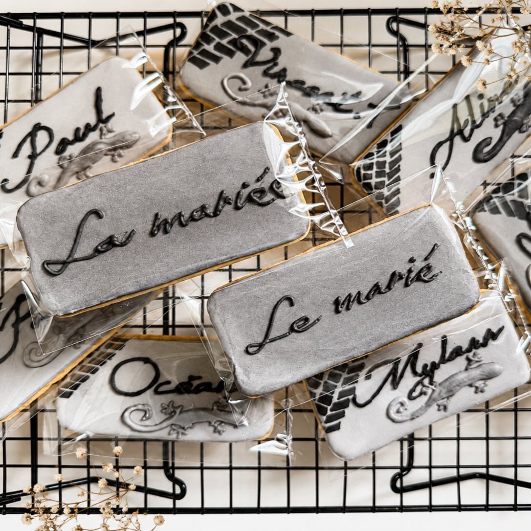 Marque-place mariage personnalisé en biscuit décoré au glaçage royal